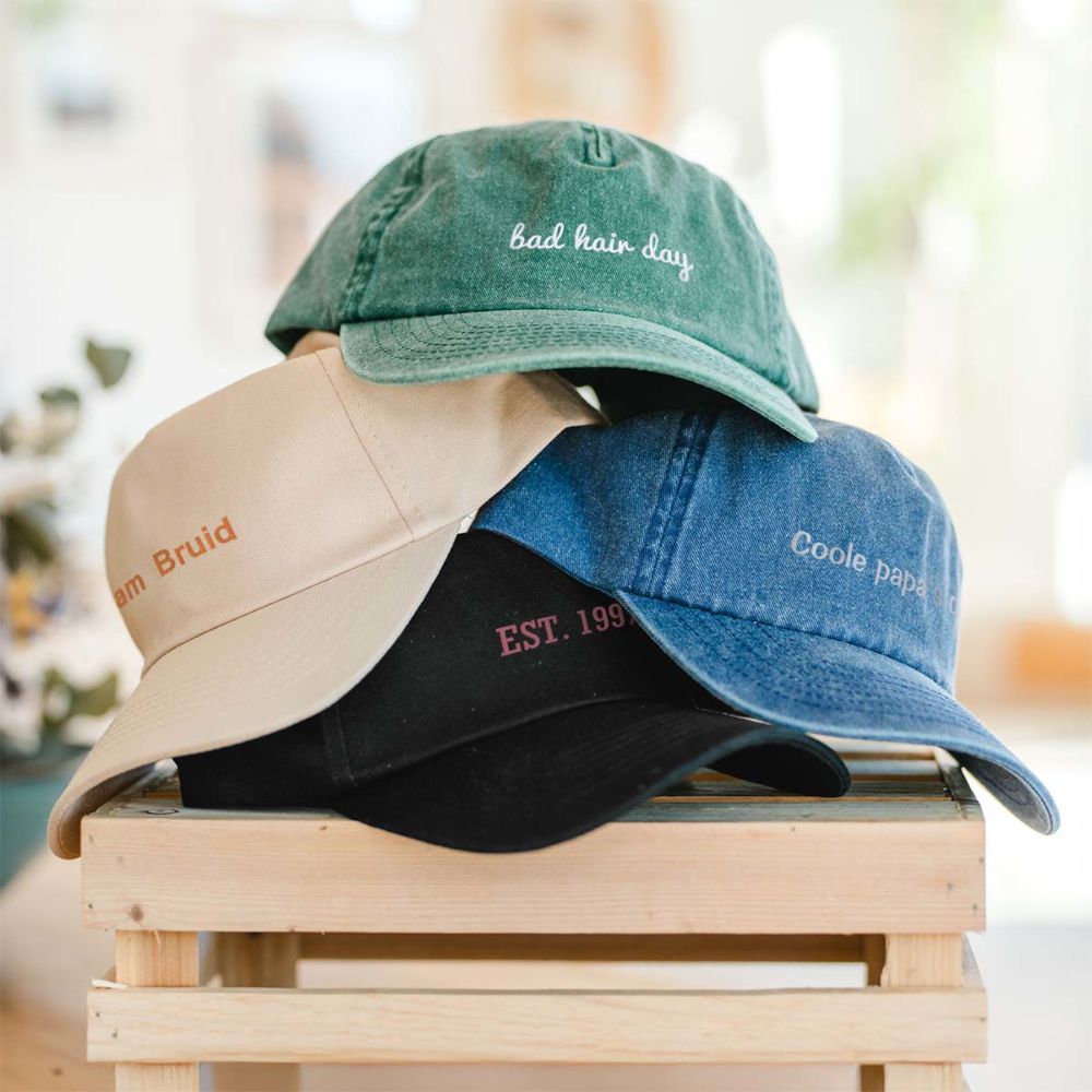 Bestickte Kappe mit Text