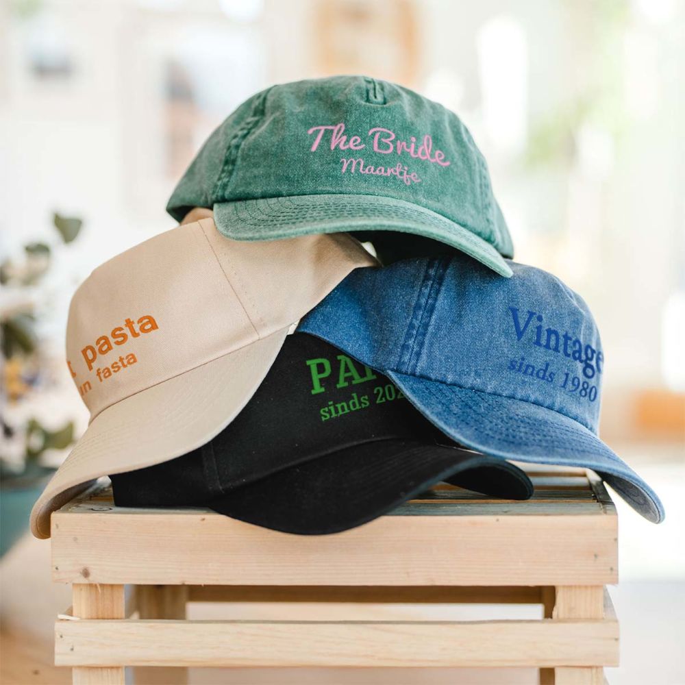 Bestickte Kappe mit 2 Zeilen Text